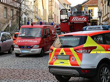 Die Feuerwehr war mit sechs Fahrzeugen und der Drehleiter in der Oberen Stadt angerückt. Foto: Alexander Hartmannn