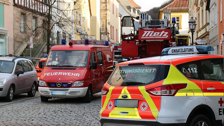 Die Feuerwehr war mit sechs Fahrzeugen und der Drehleiter in der Oberen Stadt angerückt. Foto: Alexander Hartmannn