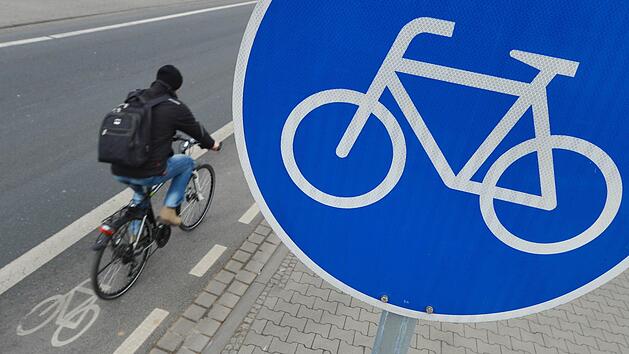 Radfahrer sollten f&uuml;r sie  ausgewiesene Wege oder die Stra&szlig;e benutzen.Arne Dedert/dpa