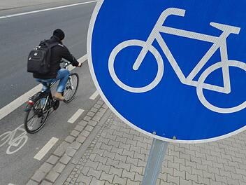 Radfahrer sollten für sie  ausgewiesene Wege oder die Straße benutzen.Arne Dedert/dpa