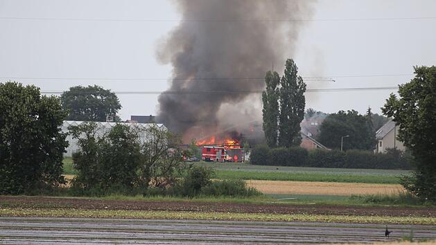 Meterhohe Flammen schlagen aus Geb&auml;ude
