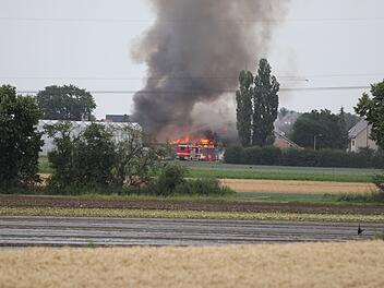 Meterhohe Flammen schlagen aus Gebäude