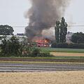 Meterhohe Flammen schlagen aus Gebäude