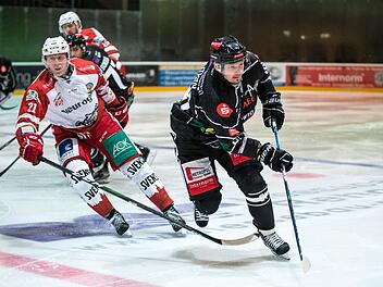 Unfassbar - die Höchstadt Alligators um Dimitri Litesov bezwingen die Eisbären Regensburg mit 7:1. Foto: Andreas Klupp