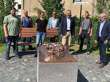 Einweihung des Stadtmodells in Bronze im Heimauer Park in Löhnberg. Das Bild zeigt von links: Kevin Lenz, Rüdiger Gelbert, Heike Metz, Patricia Wolf, Bürgermeister Frank Schmidt, Dominik Gelbert und Karl Heinz Schäfer.