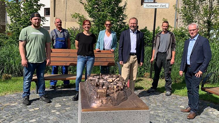 Einweihung des Stadtmodells in Bronze im Heimauer Park in Löhnberg. Das Bild zeigt von links: Kevin Lenz, Rüdiger Gelbert, Heike Metz, Patricia Wolf, Bürgermeister Frank Schmidt, Dominik Gelbert und Karl Heinz Schäfer.