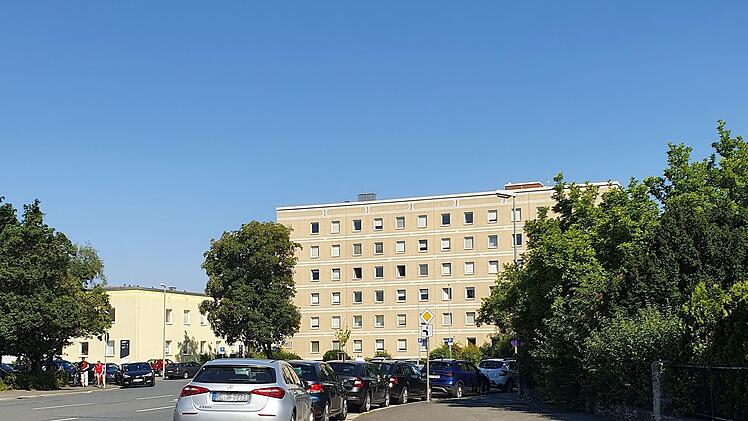 Auch in der Georg-Hagen-Straße wird jeder Zentimeter zum Parken genutzt. Foto: Christine Fischer