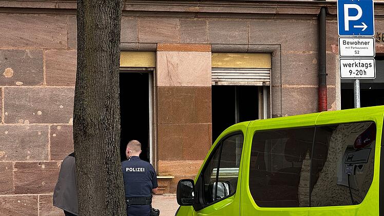 Nürnberg: Verpuffung in Wohnhaus: Zahlreiche Einsatzkräfte vor Ort