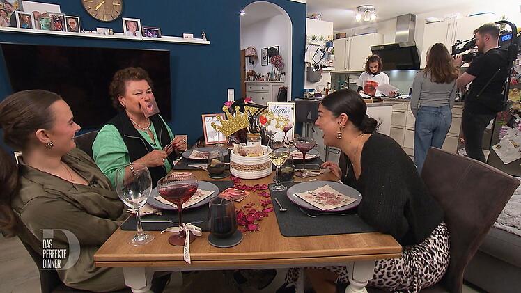 Während Jil, Uschi und Natalia am Tisch ihren Spaß haben, vermisst Melanie selbigen beim Kochen.