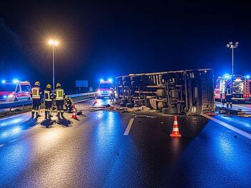 Schwierige Bergungsarbeiten nach Lkw-Unfall auf A7 bei Bad Kissingen