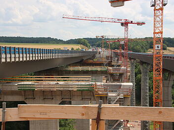 Thulbatalbr&uuml;cke an der A7: Warum die Baustelle derzeit so viele Pfeiler hat