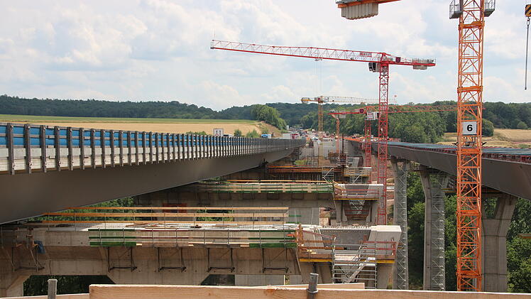 Thulbatalbr&uuml;cke an der A7: Warum die Baustelle derzeit so viele Pfeiler hat