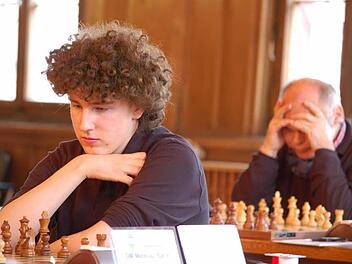 Léon Mons (l.) und Vlastimil Jansa zerbrechen sich die Köpfe. Foto: Udo Güldner