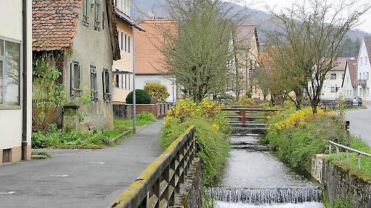 Die Breitenbacher Straße soll im nächsten Jahr im Zuge der Dorferneuerung saniert werden. Foto: Josef Hofbauer