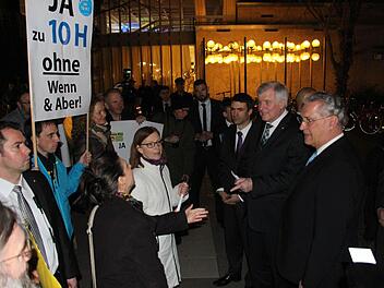 Ministerpräsident Horst Seehofer (CSU) diskutierte am Mittwochabend vor der Heinrich-Lades-Halle in Erlangen mit Energiewendekritikern.Foto: Christian Bauriedel