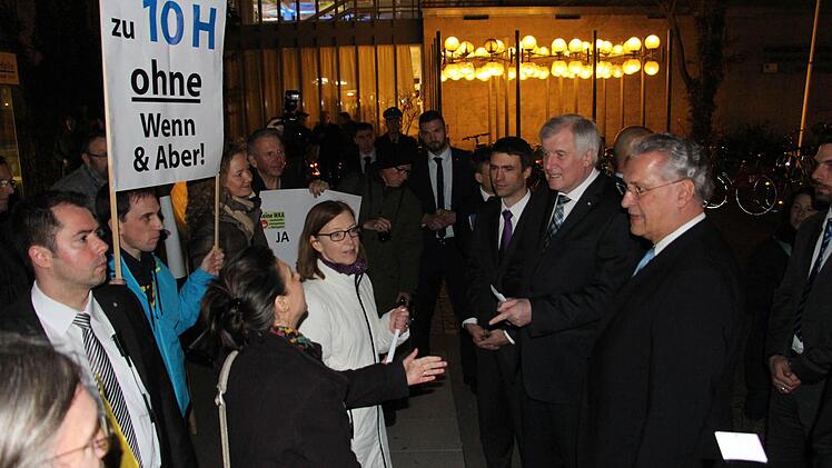 Ministerpräsident Horst Seehofer (CSU) diskutierte am Mittwochabend vor der Heinrich-Lades-Halle in Erlangen mit Energiewendekritikern.Foto: Christian Bauriedel
