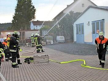 95 Aktive der neun Freiwilligen Feuerwehren der Marktgemeinde Mitwitz beteiligten sich an der Schauübung, bei der auch zwei Personen gerettet wurden.  Foto: Herbert Fischer