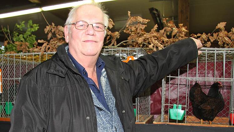 Gottfried Zimmermann zeigt seine doppelt gesäumten Barnevelder-Hühner.