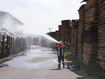Das Wässern des Holzlagers war bei der Sammelübung eine der Maßnahmen gegen das Übergreifen des Brandes. Foto: Winfried Ehlling