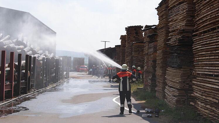 Das Wässern des Holzlagers war bei der Sammelübung eine der Maßnahmen gegen das Übergreifen des Brandes. Foto: Winfried Ehlling