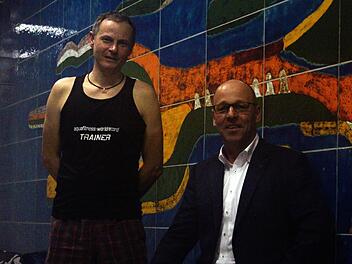 Es ist keine frohe Botschaft, die Bürgermeister Gerd Kleinhenz und Bademeister Martin Voigt zu verkünden haben: Das Hallenbad von Wildflecken gehört ab morgen endgültig der Geschichte an. Foto: Sebastian Schmitt-Mathea