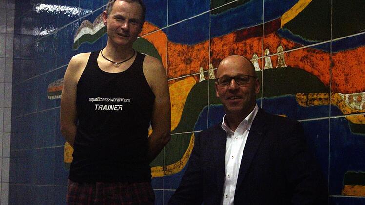 Es ist keine frohe Botschaft, die Bürgermeister Gerd Kleinhenz und Bademeister Martin Voigt zu verkünden haben: Das Hallenbad von Wildflecken gehört ab morgen endgültig der Geschichte an. Foto: Sebastian Schmitt-Mathea