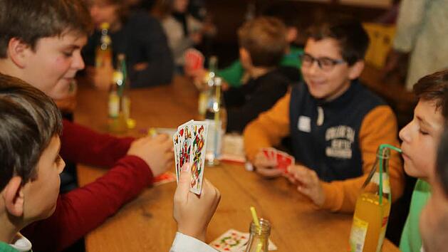 Bei Limo und Mineralwasser karteln die Kinder fast schon wie die Alten. Fotos: Barbara Herbst