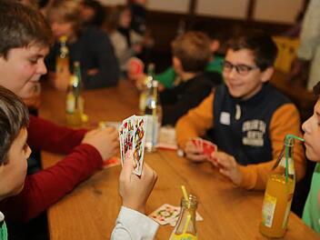 Bei Limo und Mineralwasser karteln die Kinder fast schon wie die Alten. Fotos: Barbara Herbst