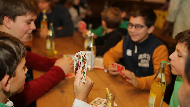 Bei Limo und Mineralwasser karteln die Kinder fast schon wie die Alten. Fotos: Barbara Herbst