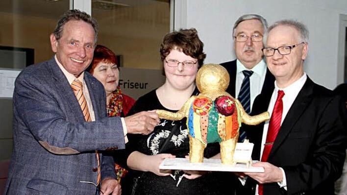 Jenny Lindner (Mitte) hat ihrer Skulptur den Namen "Gold Lady" gegeben. Mit im Bild sind (v. li.) der Seniorenbeauftragte Walter Mackert, HPZ-Gesamtleiterin Maria Wiehle, Diözesan Caritasdirektor Gerhard Öhlein und Stadtrat Ottmar Kerner. Fotos: Gerda Völk