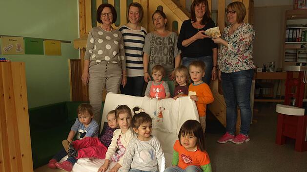 &Uuml;ber eine Spende freut sich der Kindergarten St. Burkard Oerlenbach mit (von links) Birgit Frosch (Leiterin), Katharina Kuhn und Iris Zehe sowie Bettina Dax-M&uuml;tzel. F&uuml;r das Basarteam &uuml;bergab Martina Straub (rechts) 1000 Euro aus den Verkaufsaktionen.  Foto: Stefan Geiger