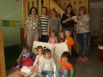 Über eine Spende freut sich der Kindergarten St. Burkard Oerlenbach mit (von links) Birgit Frosch (Leiterin), Katharina Kuhn und Iris Zehe sowie Bettina Dax-Mützel. Für das Basarteam übergab Martina Straub (rechts) 1000 Euro aus den Verkaufsaktionen.  Foto: Stefan Geiger