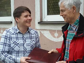 Symbolische Übergabe der Amtsgeschäfte: Jonathan Kirchner (links) tritt die Nachfolge von Ingo Walcher als Bad Brückenauer PWG-Vorsitzender an. Der 28-Jährige wurde von den Mitgliedern auf der Jahreshauptversammlung einstimmig gewählt. Foto: Rolf Pralle