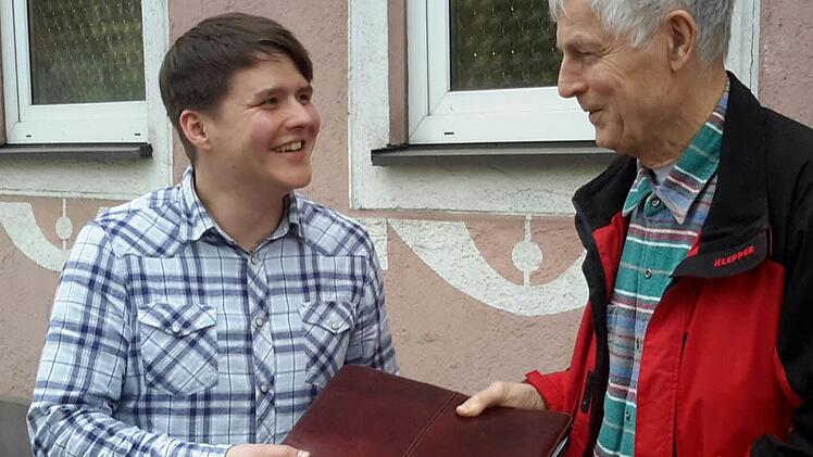 Symbolische Übergabe der Amtsgeschäfte: Jonathan Kirchner (links) tritt die Nachfolge von Ingo Walcher als Bad Brückenauer PWG-Vorsitzender an. Der 28-Jährige wurde von den Mitgliedern auf der Jahreshauptversammlung einstimmig gewählt. Foto: Rolf Pralle