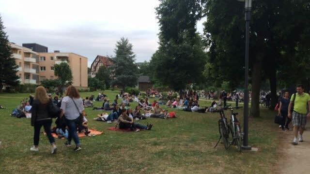 Rund um das Festivalgelände hatten jede Menge Zaungäste Picknick-Decken und -Körbe mitgebracht. Foto: Kerstin Väth