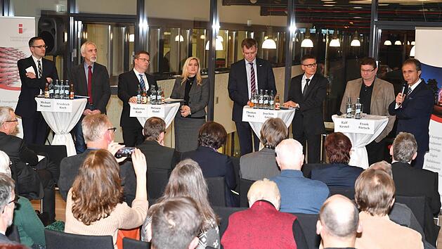 Das Podium im Verlagsgebäude der Mediengruppe Oberfranken: Bamberger Redaktionsleiter Michael Memmel (v.l.), VdK-Kreisgeschäftsführer Friedrich Koch, stellv. AOK-Vorstandschef Bayern Hubertus Räde, Gesundheitsministerin Melanie Huml, MDK-Abteilungsleiter Thomas Muck, Joachim Görtz vom Verband privater Anbieter sozialer Dienste, FT-Redakteur Ralf Kestel und Chefredakteur Frank Förtsch.  Fotos: R. Rinklef, Groscurth