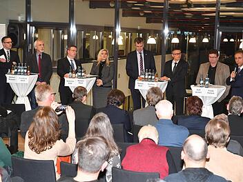 Das Podium im Verlagsgebäude der Mediengruppe Oberfranken: Bamberger Redaktionsleiter Michael Memmel (v.l.), VdK-Kreisgeschäftsführer Friedrich Koch, stellv. AOK-Vorstandschef Bayern Hubertus Räde, Gesundheitsministerin Melanie Huml, MDK-Abteilungsleiter Thomas Muck, Joachim Görtz vom Verband privater Anbieter sozialer Dienste, FT-Redakteur Ralf Kestel und Chefredakteur Frank Förtsch.  Fotos: R. Rinklef, Groscurth
