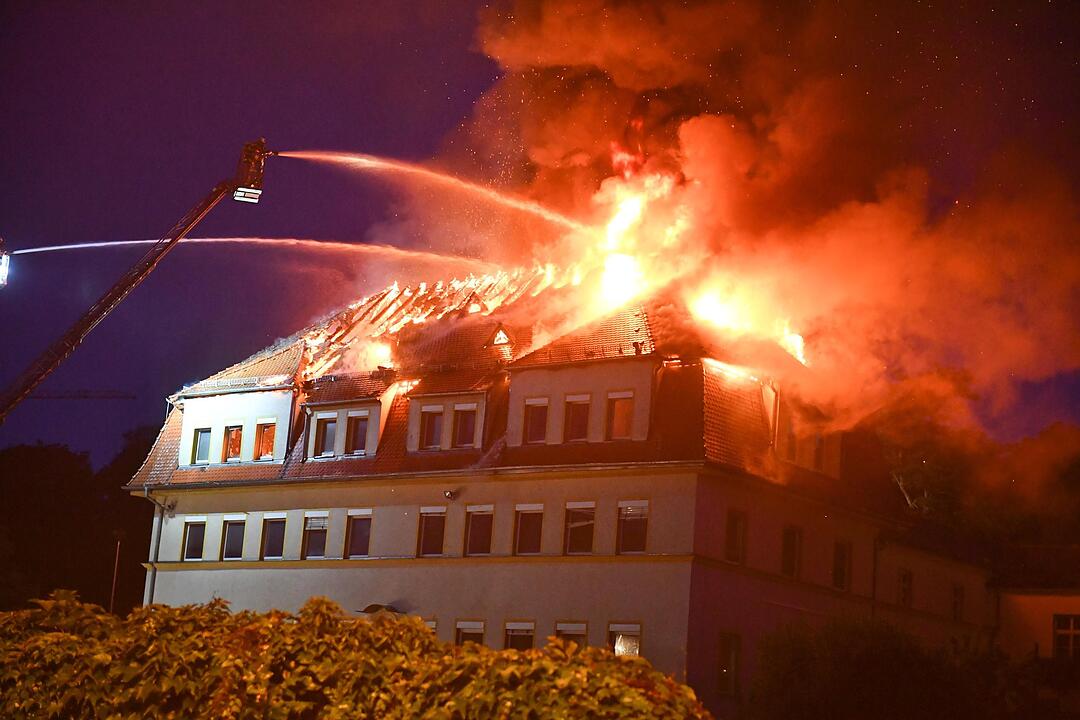 Großeinsatz in der Bamberger Altstadt: Dachstuhl am Jakobsplatz brennt