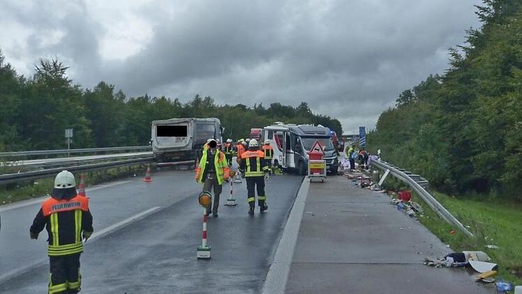 Ein Laster prallte auf der A7 nahe der Anschlussstelle Volkers in ein Wohnmobil. Foto: Michael Krug