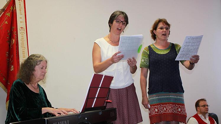 Die Sängerinnen um Karin Meyer-Jungclaussen am KlavierKatharina Becht