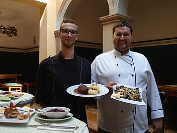 Philipp Schön (links) und Markus Steller präsentieren Bratwurstsalat und Kloß mit Roulade. Foto: Simone Bastian