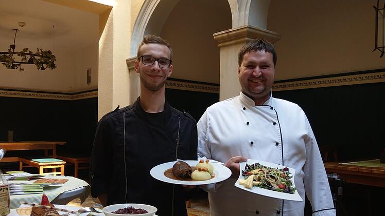 Philipp Schön (links) und Markus Steller präsentieren Bratwurstsalat und Kloß mit Roulade. Foto: Simone Bastian