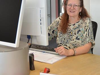 Margit Schultheiß wartet jeden Tag gern am Schalter des Tageblatts auf Kunden. Foto: Rainer Lutz