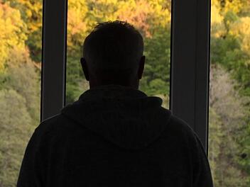 Draußen spielt das Leben mit allen seinen Farben, aber im Inneren kommt nichts davon an. Foto: Ulrike Müller