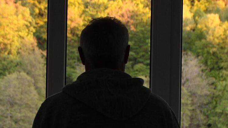 Draußen spielt das Leben mit allen seinen Farben, aber im Inneren kommt nichts davon an. Foto: Ulrike Müller