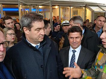 Ministerpräsident Markus Söder (links) in Coburg im Gespräch mit Landwirt Axel Roth (Coburg). Dazwischen der OB-Kandidat der Coburger CSU, Christian Meyer. Foto: Simone Bastian