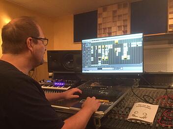 Produzent Steffen Burkhardt mischte die CD in seinem Tonstudio ab.  Foto: Udo Kiene