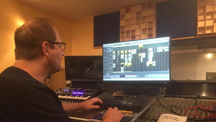 Produzent Steffen Burkhardt mischte die CD in seinem Tonstudio ab.  Foto: Udo Kiene