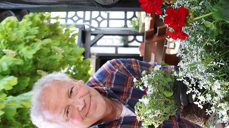 Techniker Thomas Leidner sorgt für die Blumenbepflanzung im Innenhof der Neumühle.