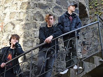 Oskar, Ruben und Arian, das sind Rockzone. Die Band tritt am 24. Juli 2021 im Münnerstädter Schlosshof auf. Foto:  Julia Bornbaum